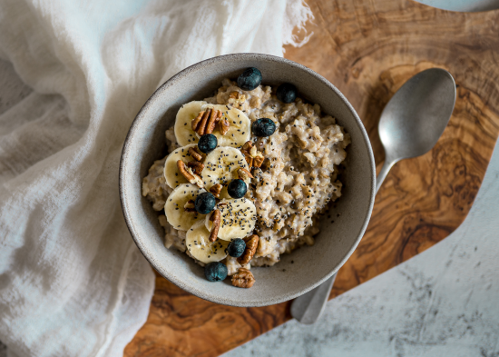 Чому не варто їсти вівсянку щоранку: лікарі назвали несподівану шкоду популярного сніданку