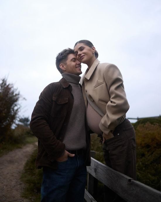 Володимир Остапчук замилував фото з 24-річною вагітною дружиною в осінньому саду