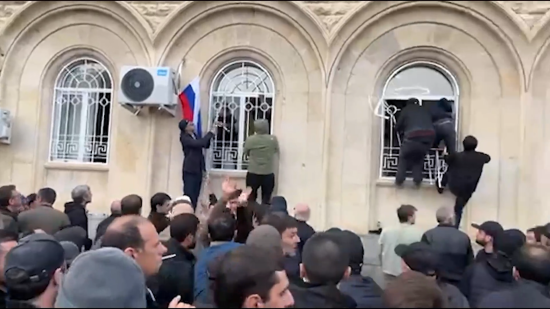 В Абхазії протестувальники з російським прапором увірвалися до парламенту: що відбувається (відео)