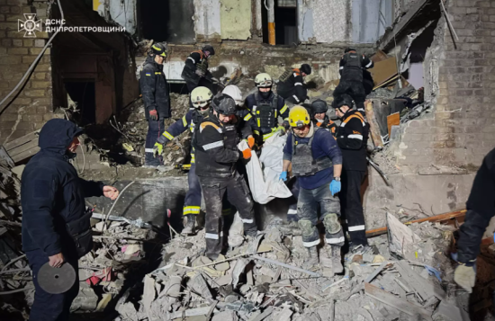 В Кривому Розі з-під завалів атакованого РФ будинку дістали тіло загиблої жінки (фото)