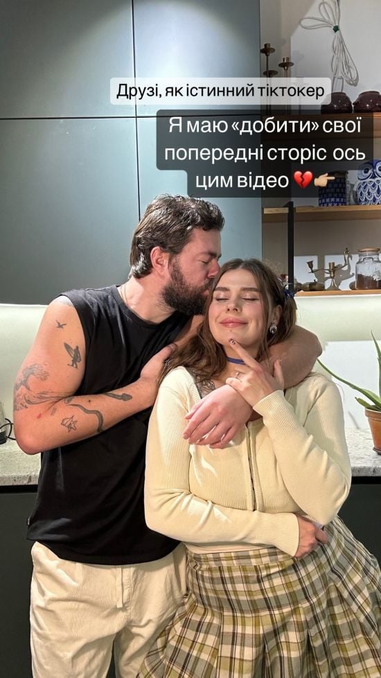 Відома українська співачка натякнула на одруження промовистими кадрами: "Нічого не помічаєте?"