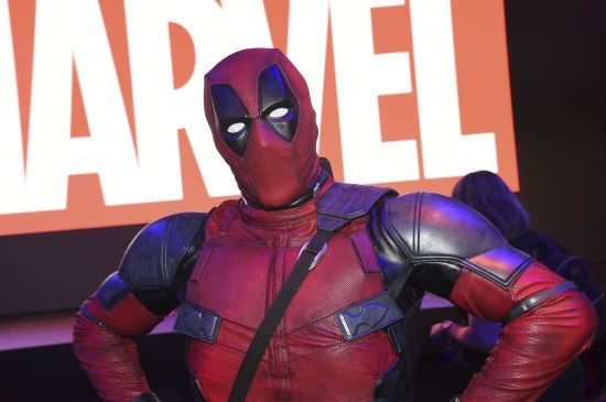 На Закарпатті чоловік у масці Дедпула побився з поліцією біля банку: застосував мачете