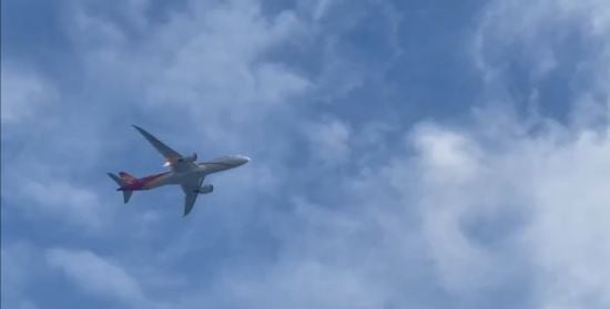 Двигун літака Boeing загорівся під час польоту: чим це закінчилося (відео)