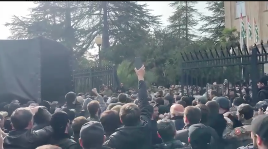 В Абхазії спалахнув протест і сутички: активісти знесли паркан біля будівлі парламенту