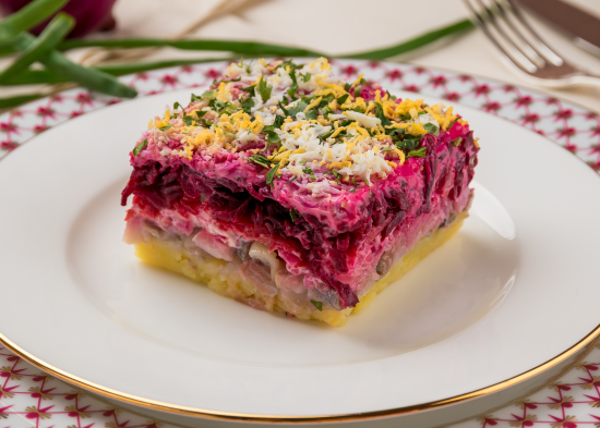 Як правильно чергувати шари в салаті "Оселедець під шубою": що за чим викладати на тарілку