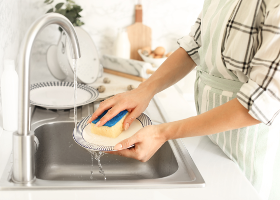 Так миють посуд в ресторанах: на поверхні не буде розводів, а скло не потьмяніє