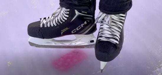 iPhone випадково опинився під шаром льоду на ковзанці: курйозна історія втрати – фото