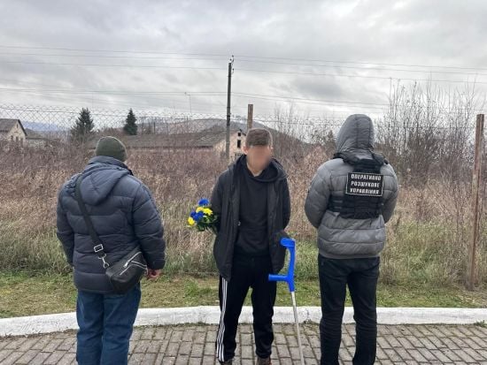 До Словаччини з милицею та квітами: прикордонники "зцілили" порушника