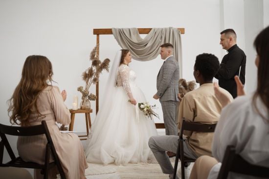 Наречені дозволили гостям весілля обрати для них спільне подружнє прізвище