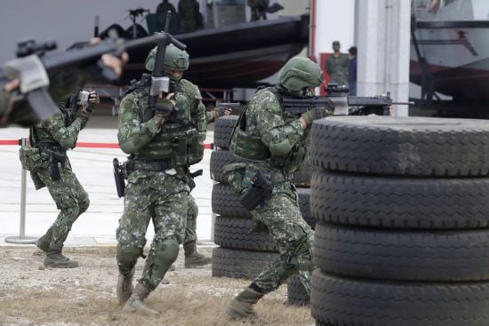 Фінляндія готує жінок до можливої ​​війни з РФ - The Guardian