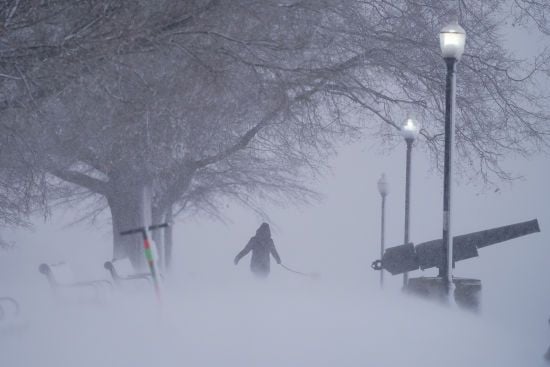 Україну накрила сильна негода: де буде мокрий сніг, ожеледиця і шквали
