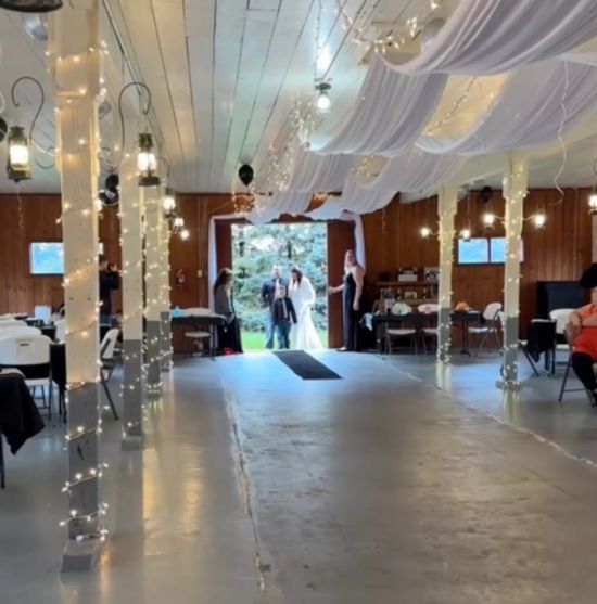 Гості не прийшли на весілля: наречена з розбитим серцем увійшла до порожнього приміщення – відео