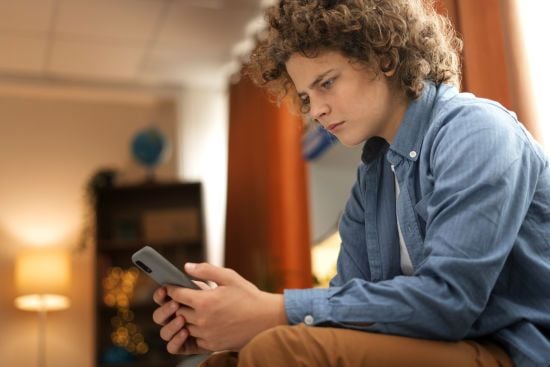 Чому підліткам не можна довго сидіти в соцмережах: вчені назвали найголовніші причини