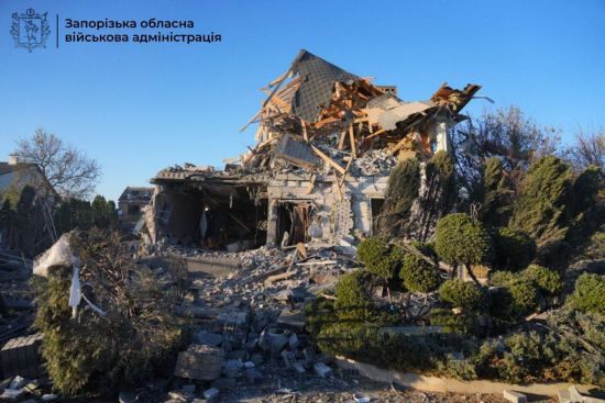 "Дитину розкопав, а потім дружину дістали": жахливі наслідки російського удару по Заопріжжю (відео)