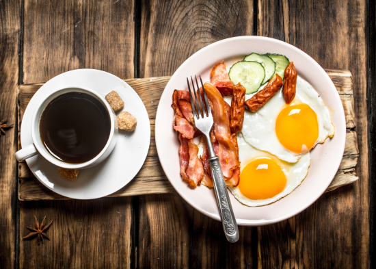 Найпопулярніший сніданок виявився шкідливим для здоров'я: з чим в жодному разі не можна пити каву