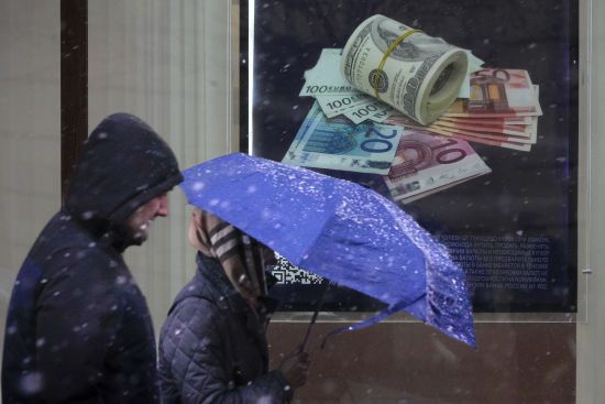 Китайські компанії почали припиняти продаж товарів Росії через обвал рубля