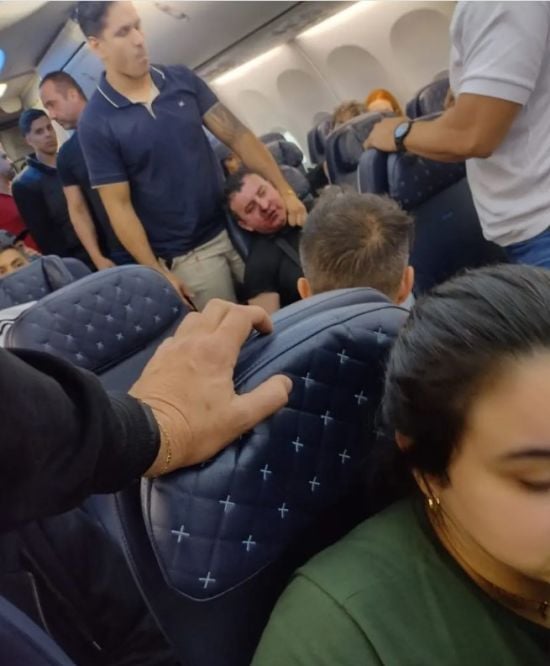 Пасажира побили після того, як він відчиняв аварійні двері літака під час польоту – відео