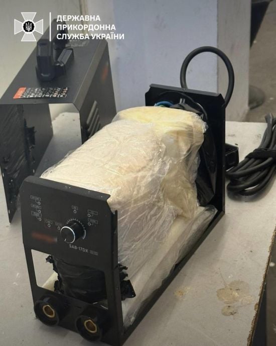 Прикордонники виявили понад 9 кг наркотиків у зварювальних апаратах та мінімийках