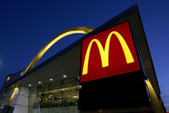 Спалах кишкової інфекції в McDonald's: відома причина смерті та хвороби понад сотні людей