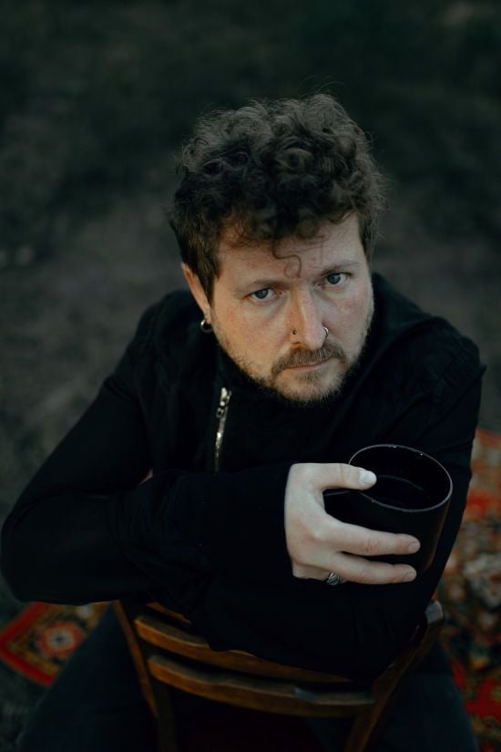 Відомий співак Саша Чемеров довів до мурах потужним антивоєнним кліпом