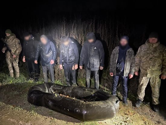 Не влізли в човень: прикордоники затримали пятьох ухилянтів, які хотіли переплисти Тису (відео)