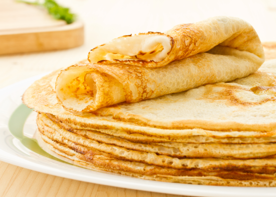 Кухарі розповіли, що робити, якщо млинці прилипають до сковороди і рвуться