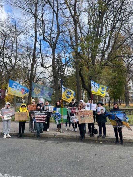 Рідні українських полонених провели акцію біля Верховної Ради (фото)