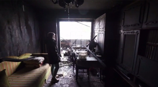 Постраждала мешканка, в квартиру якої влучив "шахед", розповіла, що годину пожежники не могли під'їхати через залишені на подвір'ї автомобілі