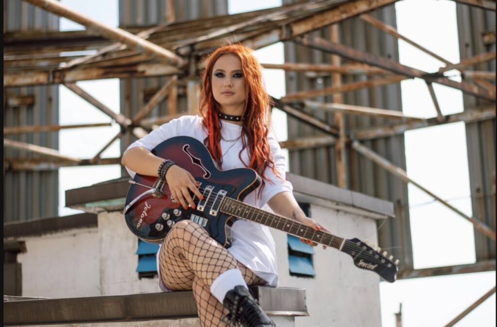 Пісня «Тату»: співачка Vic Tory випустила нову пісню та підтримала ЛГБТ спільноту, показавши у відео роботі кохання до дівчини Пісня «Тату»: співачка Vic Tory випустила нову пісню та підтримала ЛГБТ спільноту, показавши у відео роботі кохання до дівчини