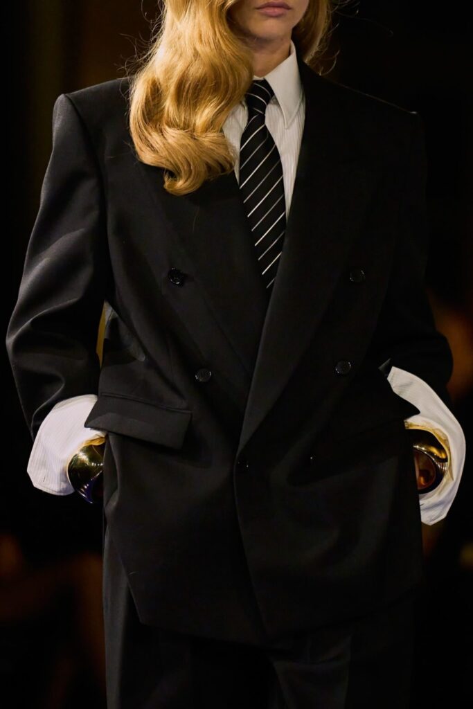 Наймодніший аксесуар осені: як стилізувати краватку в своїх образах