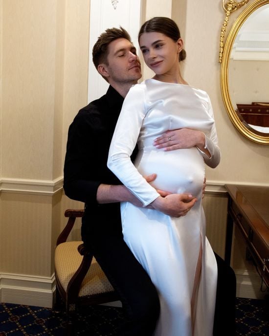 Вагітна дружина Остапчука у халатику на голе тіло попозувала у ліжку за декілька днів до появи сина