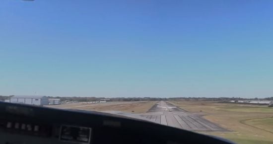 Два літаки зіткнулися на злітно-посадковій смузі: що сталося та які наслідки (фото)