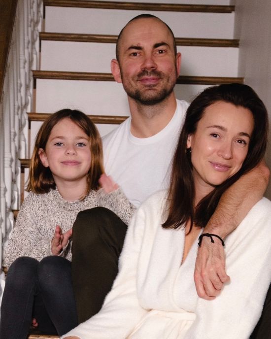 Колишня Бєднякова залишила дітей з шоуменом в Україні й поїхала за кордон: "Незвичне явище"