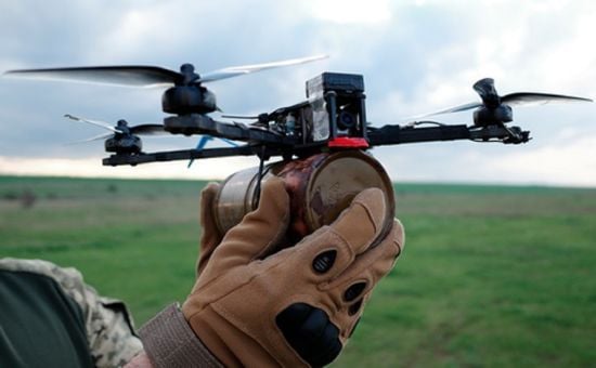 Окупанти встановлюють світлофори для захисту від українських FPV-дронів (фото)