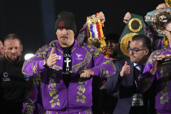 З іграшкою-талісманом: Усик прибув на бій-реванш проти Ф'юрі (фото)