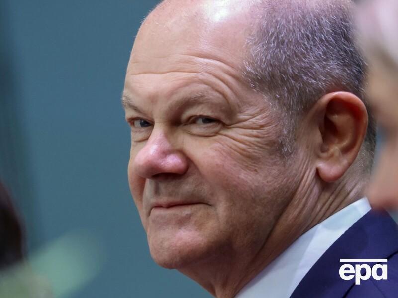 "Таку купуєш раз у житті". У мережі розповіли, скільки коштує срібляста валіза Шольца