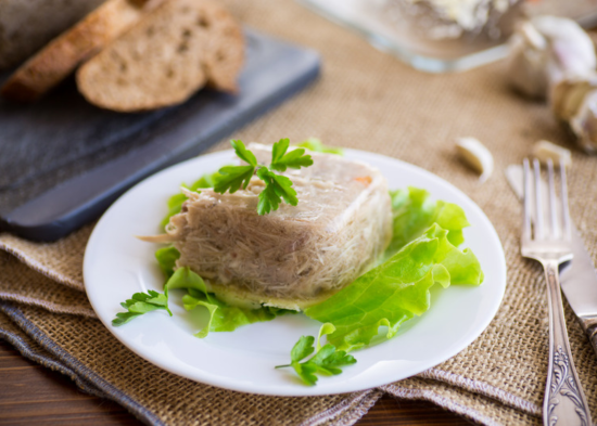 Що покласти в холодець, щоб був прозорим і добре застигав: вісім важливих правил приготування страви