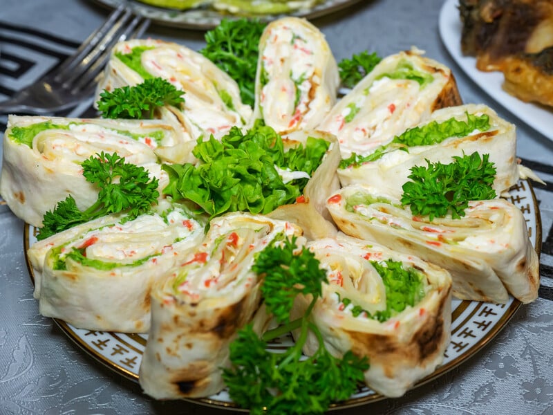 Змастіть тортилью крем-сиром, викладіть начинку – і вийде рол із креветками