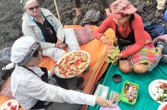 Страва з "вибуховим" смаком: найнебезпечнішу у світі піцу готують на вулкані – фото