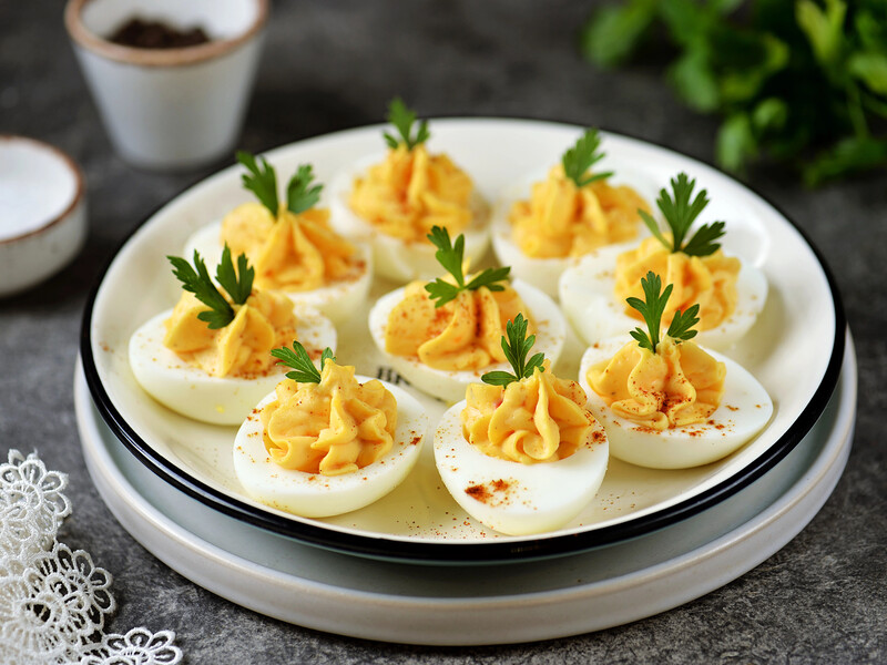 "Одна з найпопулярніших святкових закусок". Додайте до фаршированих яєць цей корисний продукт
