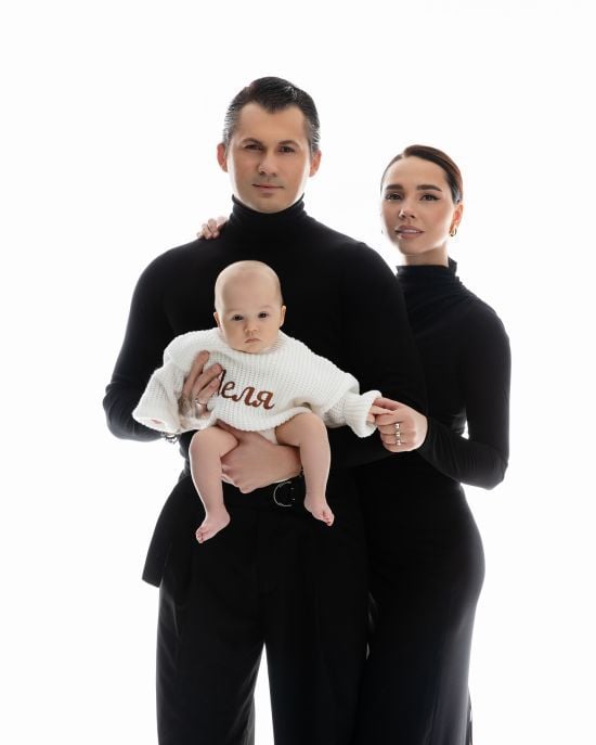 Дружина Кота на кумедних кадрах показала підрослу доньку і похизувалася її важливими досягненнями