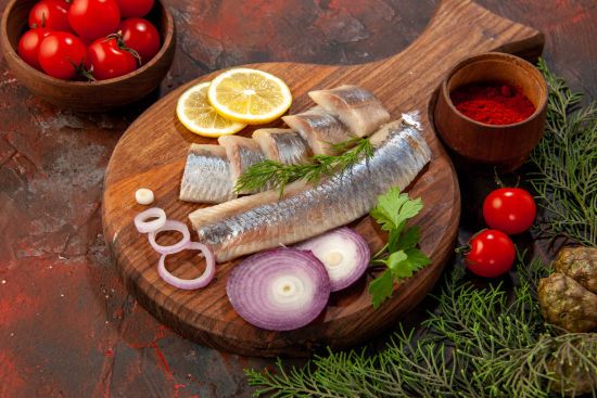 Якщо купили пересолений оселедець, не варто панікувати: 3 способи, які вирішать проблему