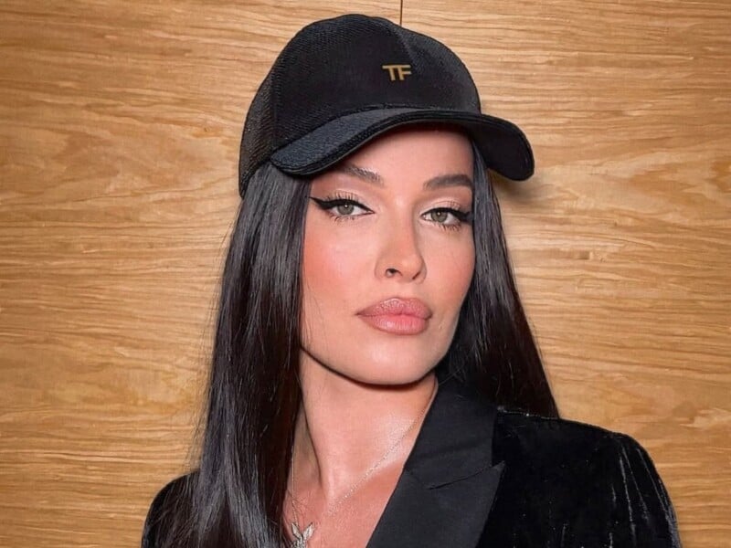 Астаф'єва засвітилася в сукні вільного крою. У мережі запідозрили 39-річну співачку у вагітності