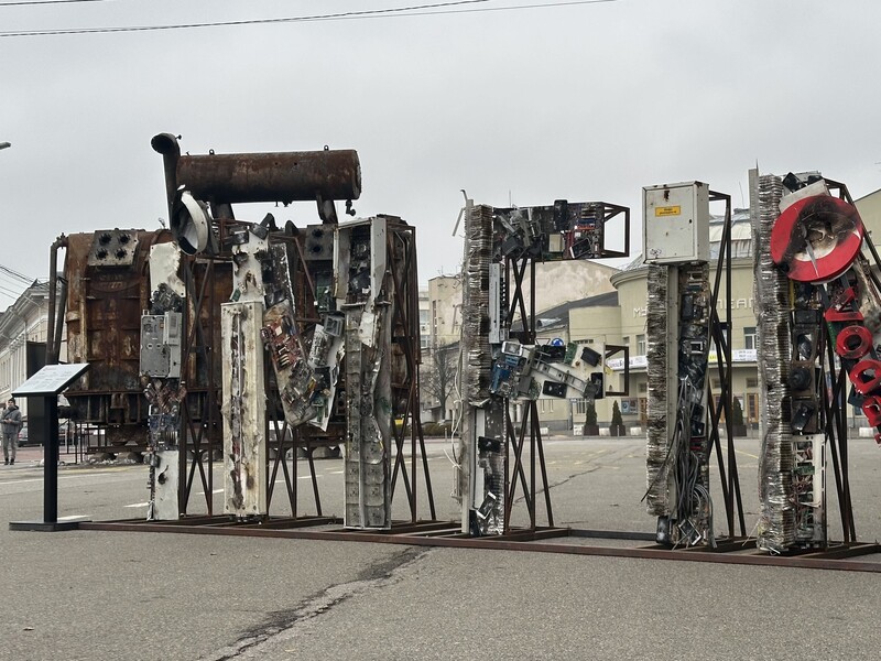 У Києві з'явилася інсталяція I'm Fine, створена з пошкоджених військовими із РФ антен і дротів. Фото