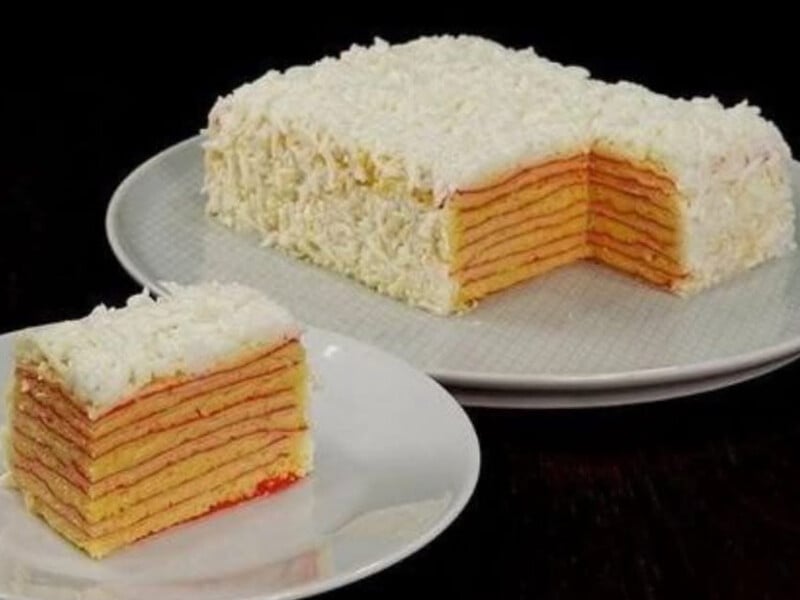 Цей святковий закусочний торт із крабових паличок можна приготувати всього за 10 хвилин