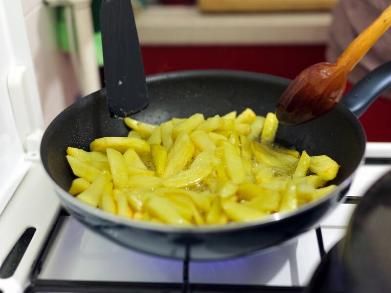 Скористайтеся цими кулінарними хитрощами – і смажена картопля буде неймовірно хрумкою і смачною