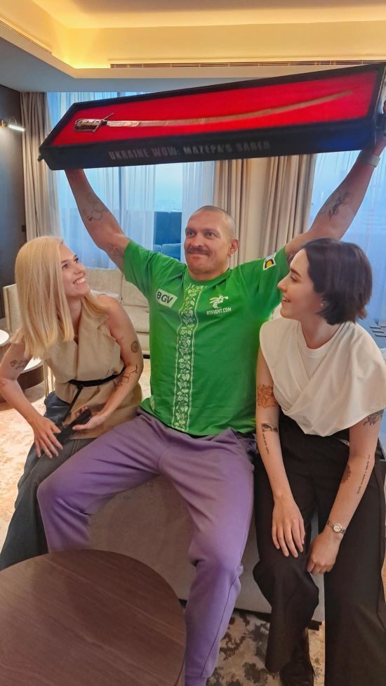 Усик не вагався: Гресь розповіла, як реалізовували ідею з підняттям у ринзі шаблі гетьмана Мазепи