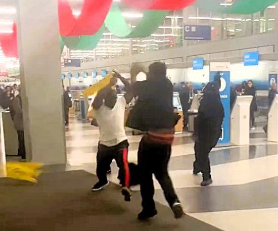 Пасажири та працівник аеропорту відлупцювали одне одного табличками з написом "Мокра підлога" – фото