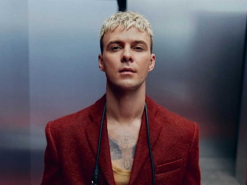 Небінарна особа замість Дорофєєвої й підтримка полонених. Барських виступив із концертом у Києві Небінарна особа замість Дорофєєвої й підтримка полонених. Барських виступив із концертом у Києві