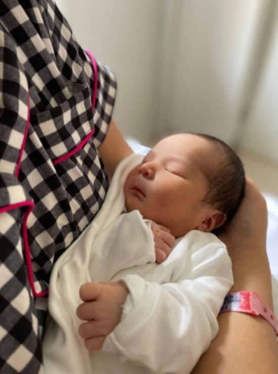 Народилася перша у світі дитина, зачата новою технологією запліднення: подробиці та фото малюка